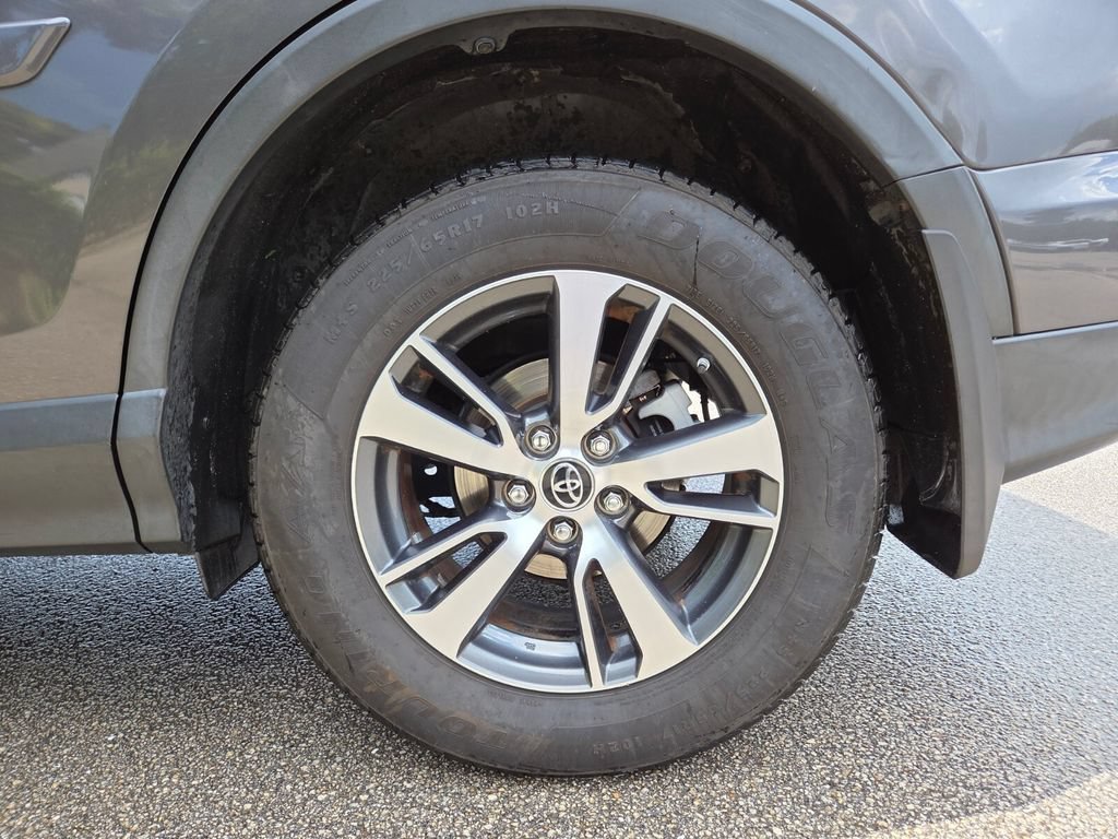 Used 2018 Magnetic Gray Metallic Toyota XLE image 21