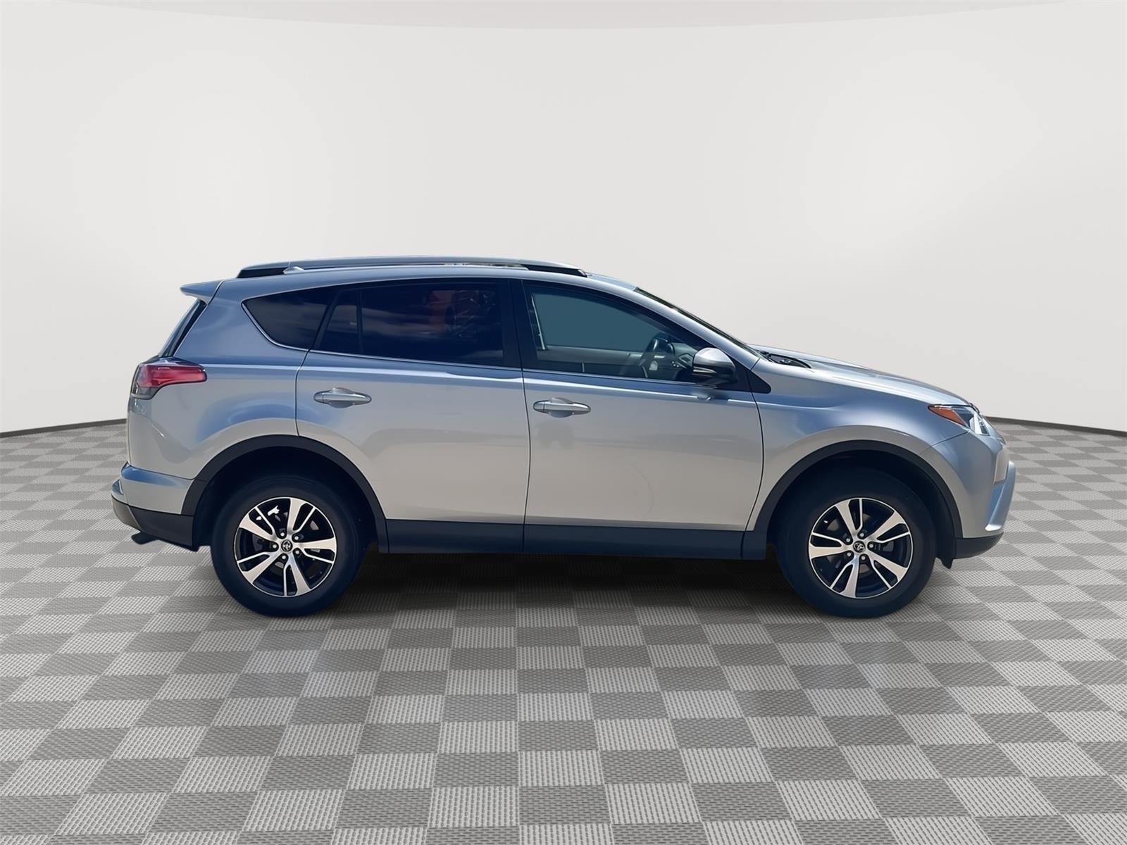 Used 2018 Silver Sky Metallic Toyota XLE image 2