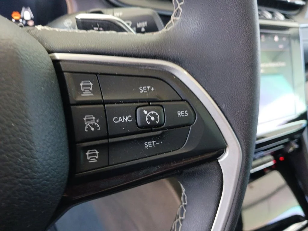 Used 2023 White Jeep Laredo image 32