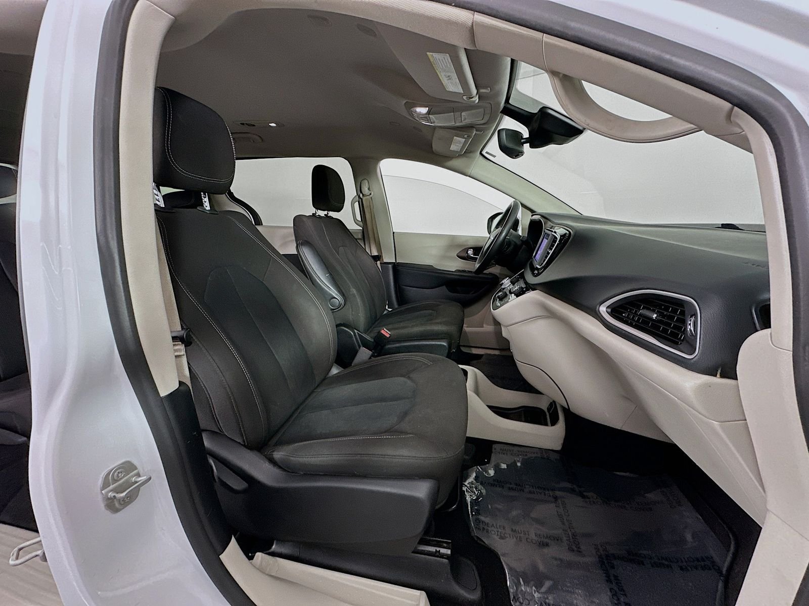 Used 2023 Bright White Clearcoat Chrysler LX image 28