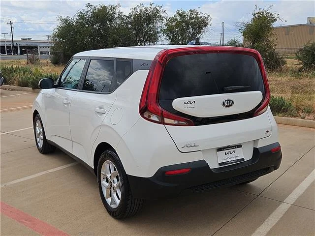 Used 2021 White KIA S (IVT) image 2