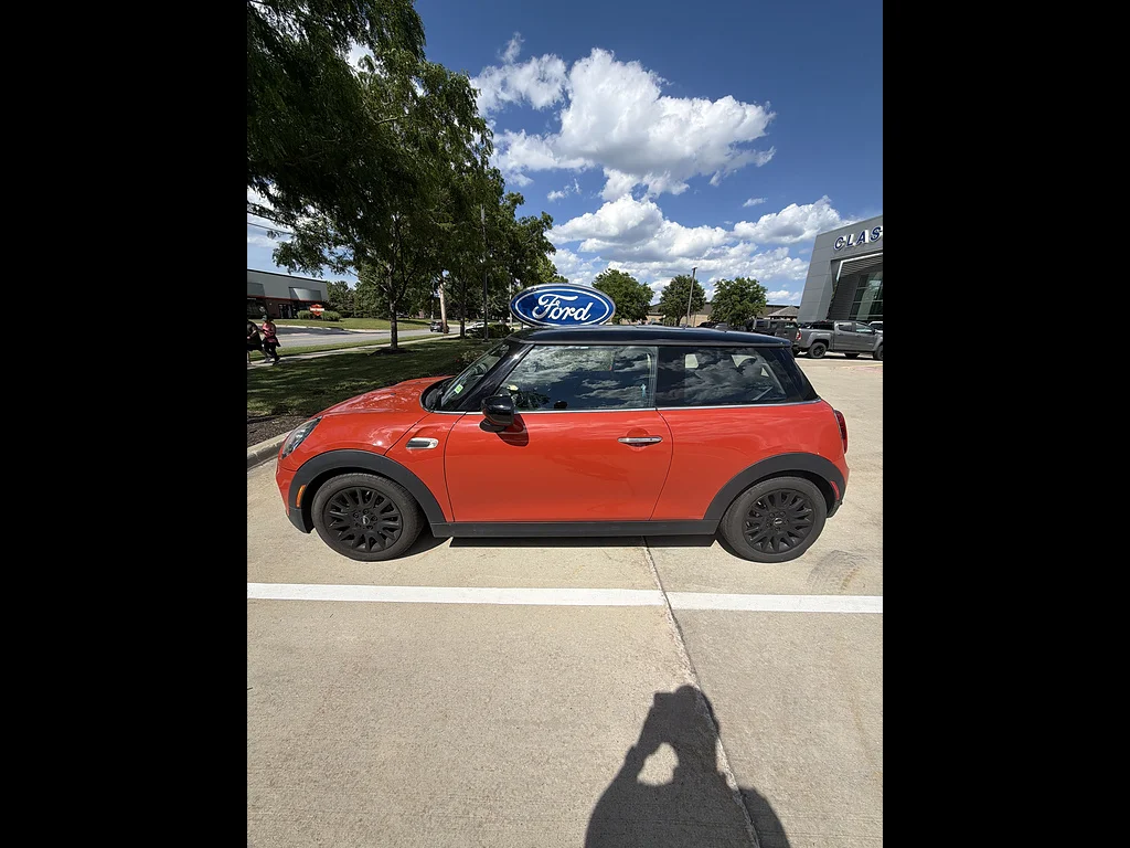 Used 2020 Solaris Orange Metallic MINI Cooper image 2