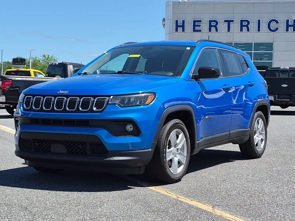 Used 2022 Laser Blue Pearlcoat Jeep Latitude image 2