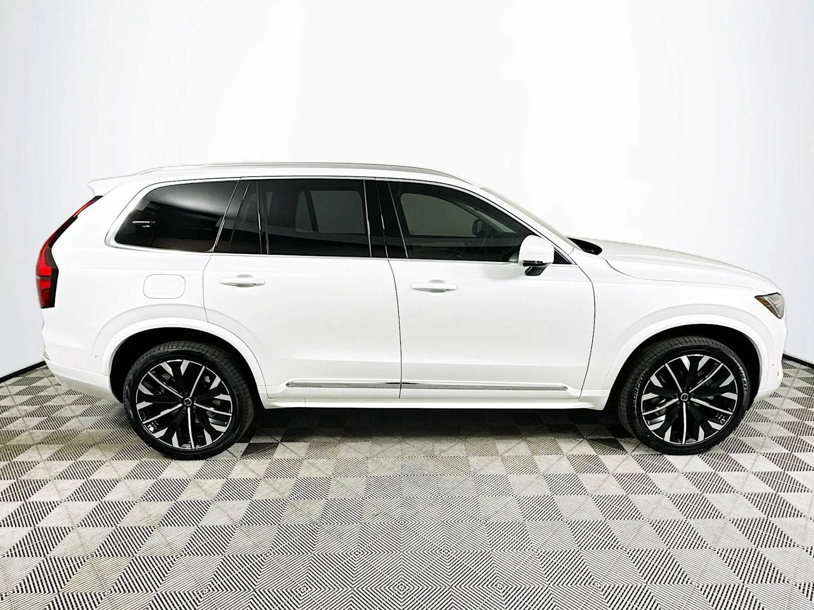 Used 2025 Crystal White Volvo Plus image 8