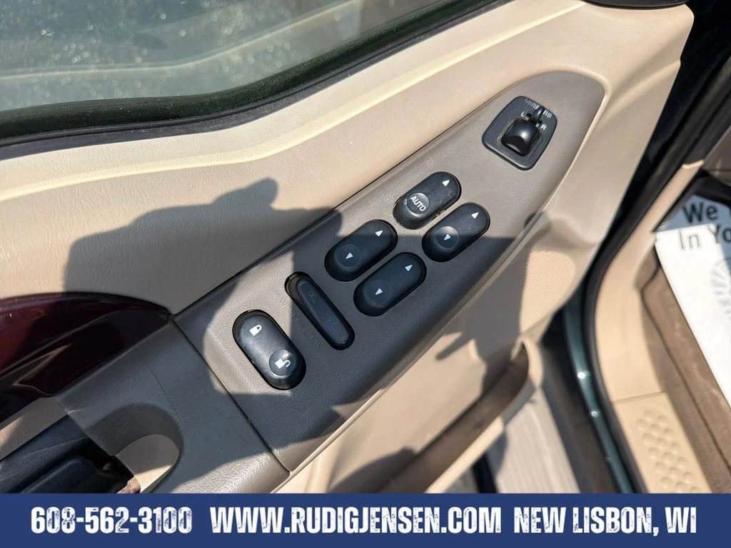 Used 2003 Green Ford Limited image 11