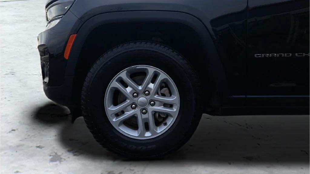 Used 2023 Black Jeep Laredo image 29