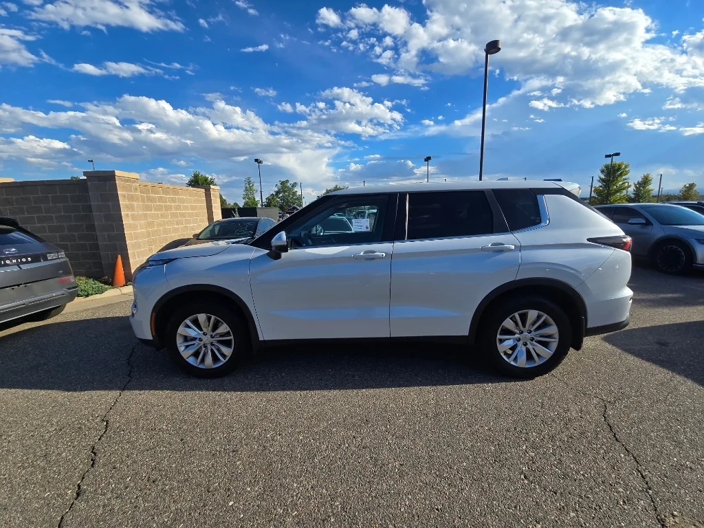 Used 2025 White Diamond Mitsubishi ES image 13