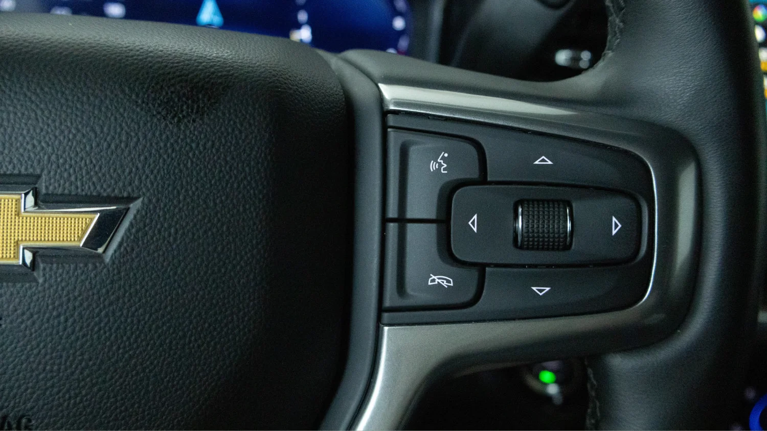 Used 2025 Summit White Chevrolet LT image 19