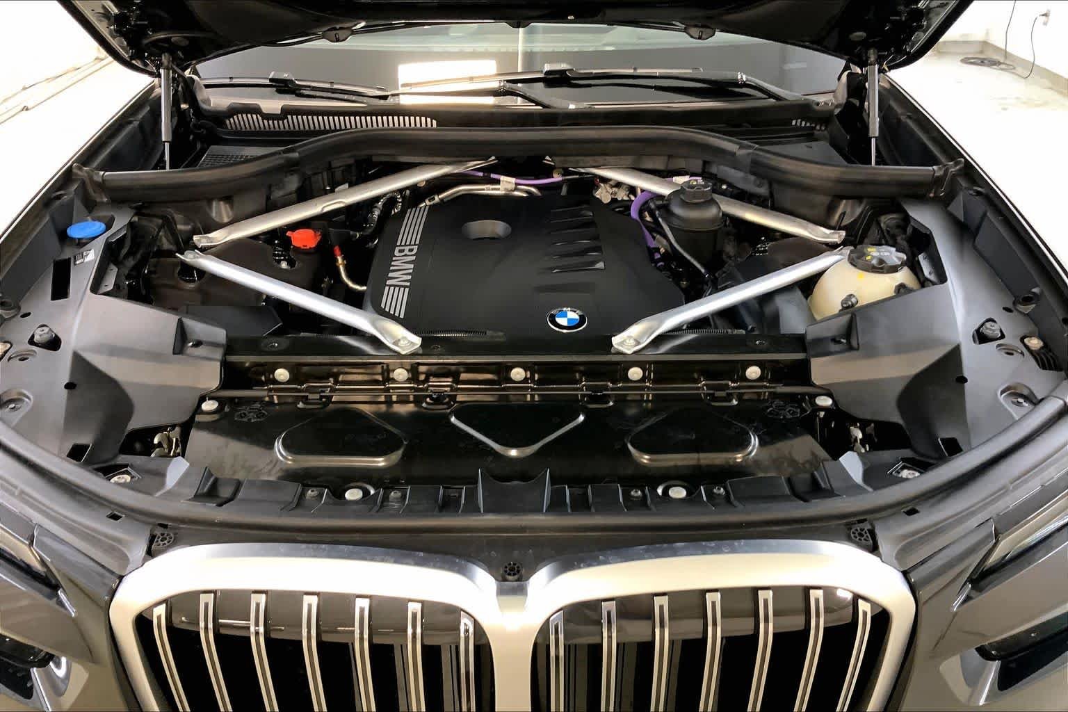 Used 2025 Black Sapphire Metallic BMW xDrive40i image 30