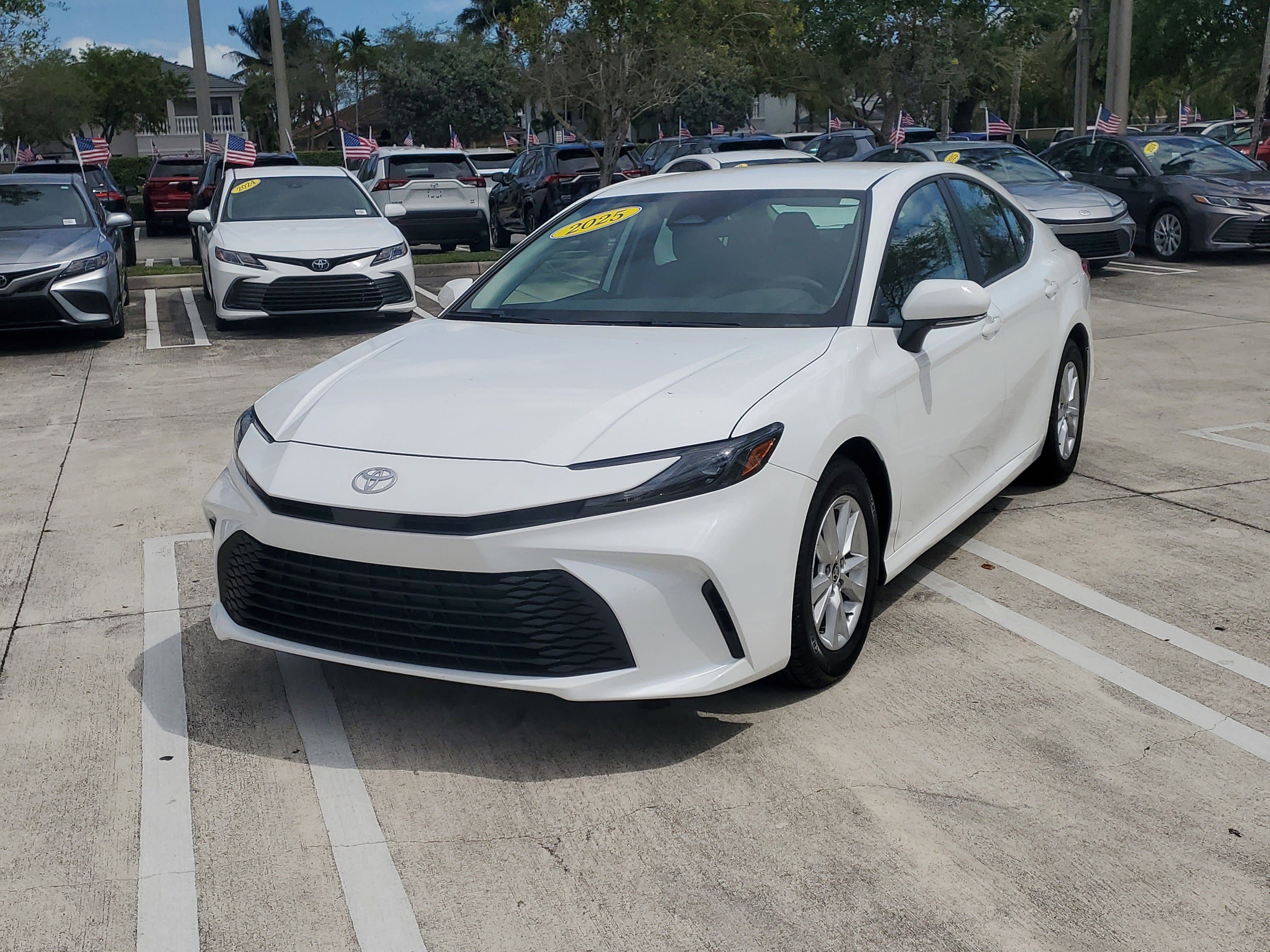 Used 2025 Ice Toyota LE image 7