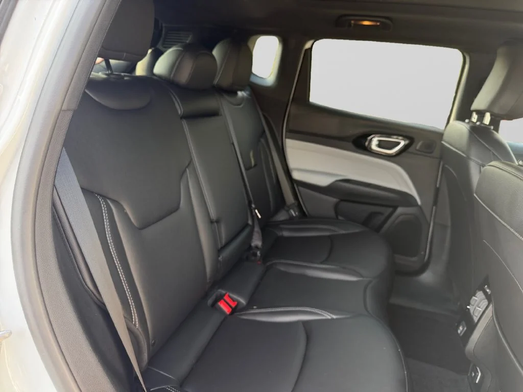 New 2026 Bright White Clear-Coat Exterior Paint Jeep Limited image 18