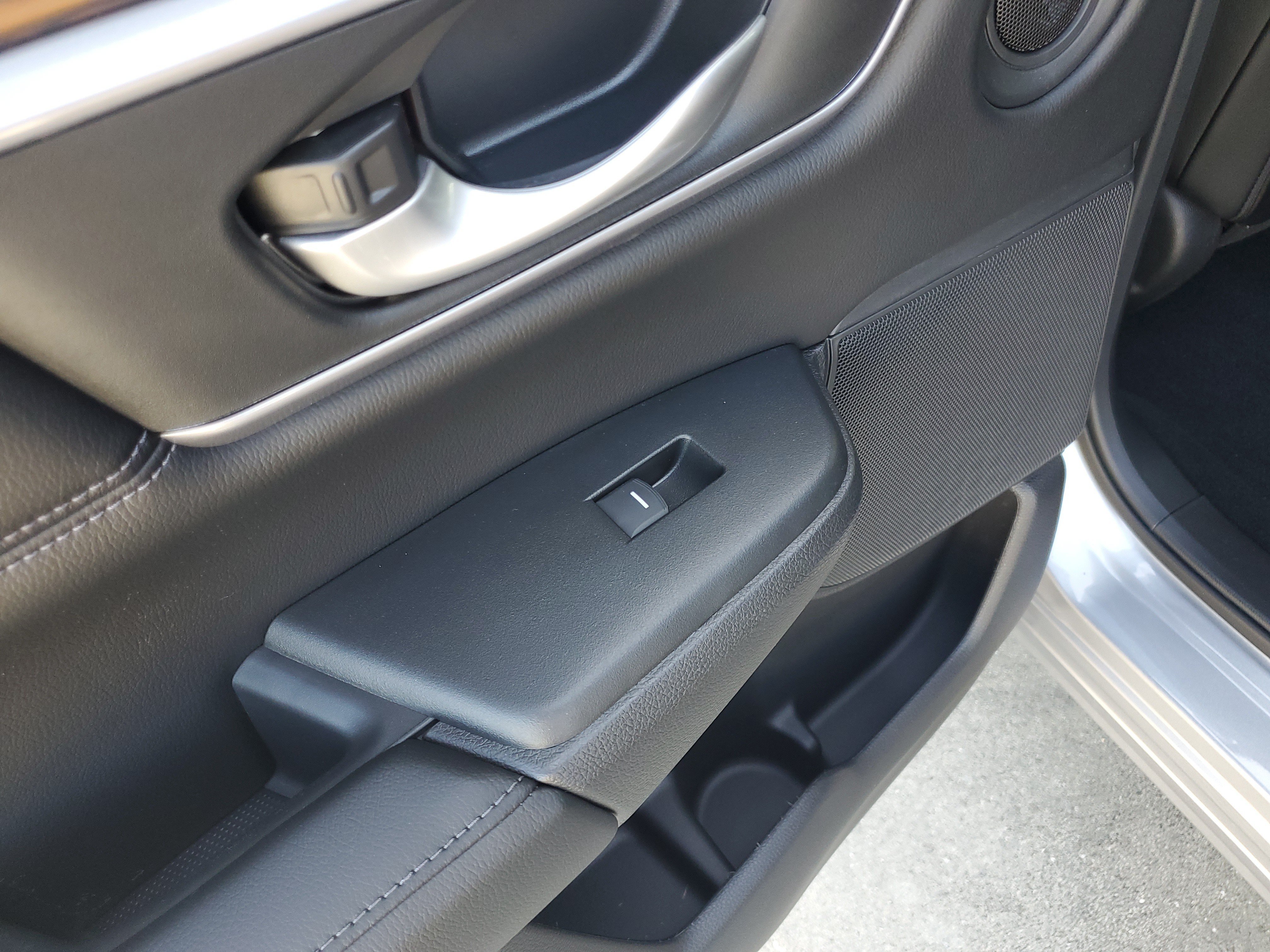 Used 2018 Silver Honda EX-L image 15