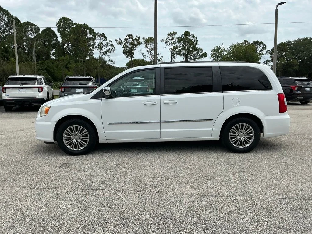 Used 2014 White Chrysler Touring-L image 7