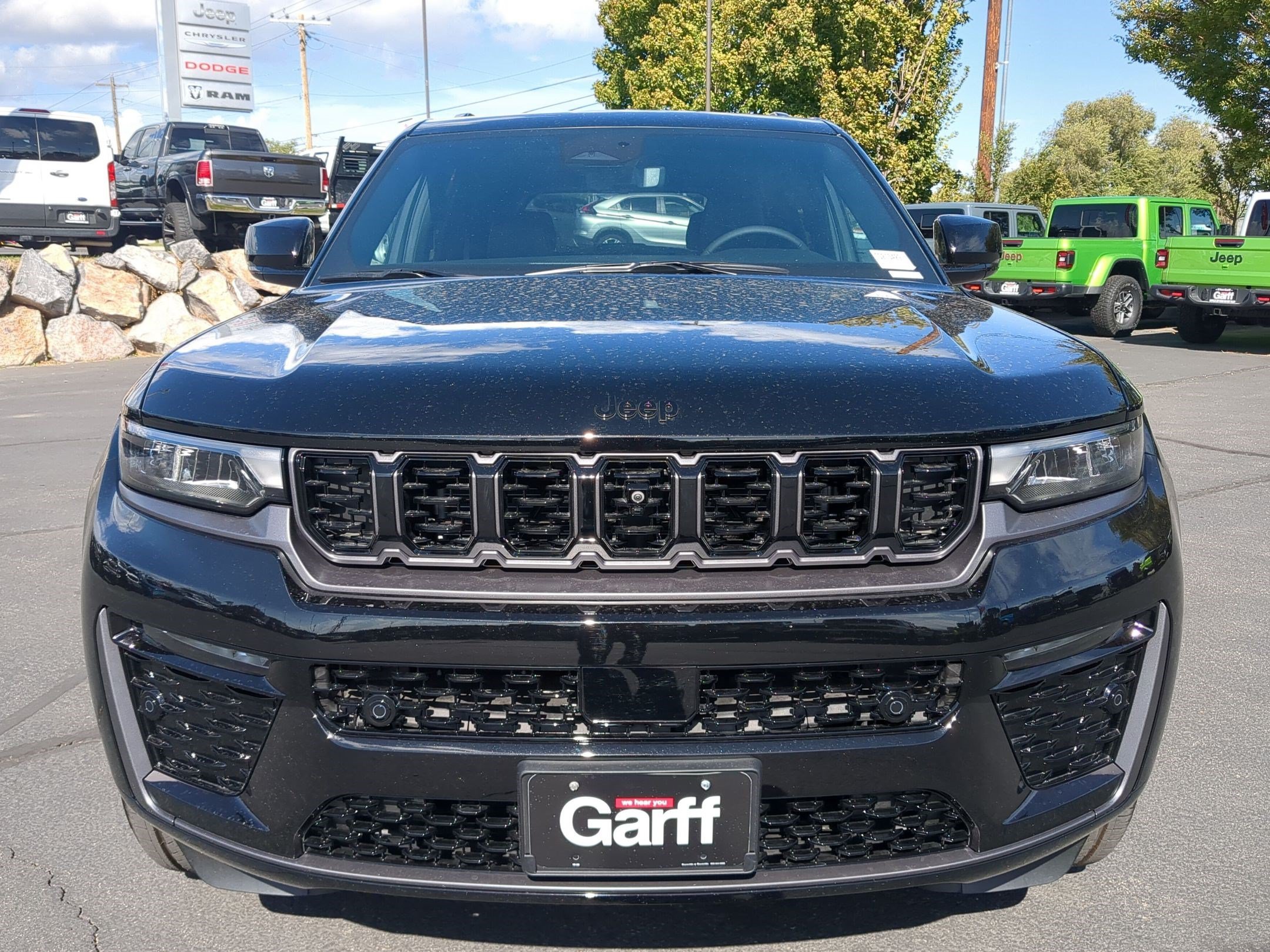 New 2026 Diamond Black Crystal Pearl-Coat Exterior Paint Jeep Limited Reserve image 10