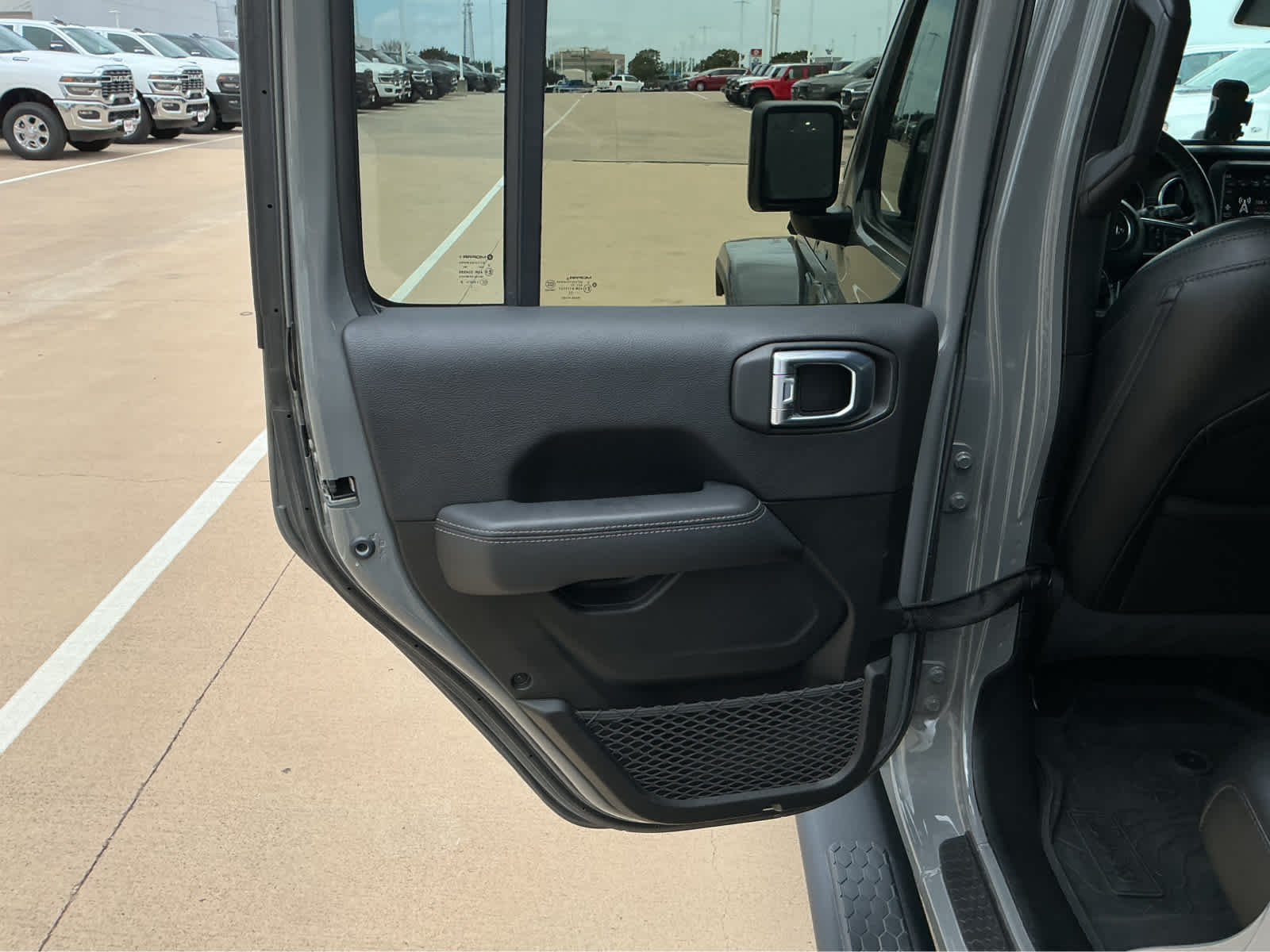 Used 2022 Sting-Gray Clearcoat Jeep Unlimited Sahara image 16