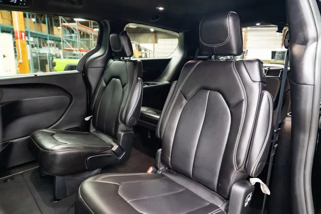 Used 2025 Diamond Black Crystal Pearlcoat Chrysler Select image 25