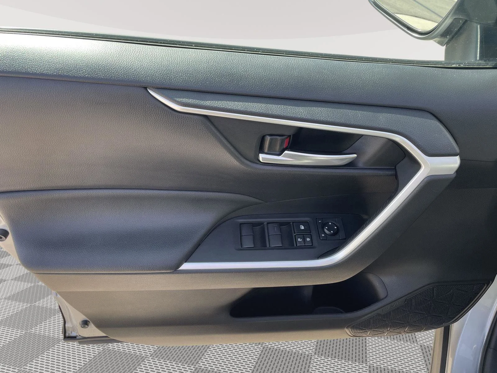 Used 2021 Silver Sky Metallic Toyota Hybrid XLE image 11