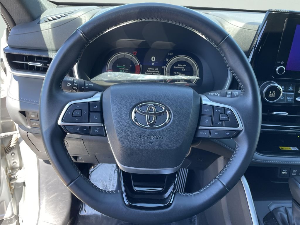 Used 2025 Silver Toyota XLE image 21