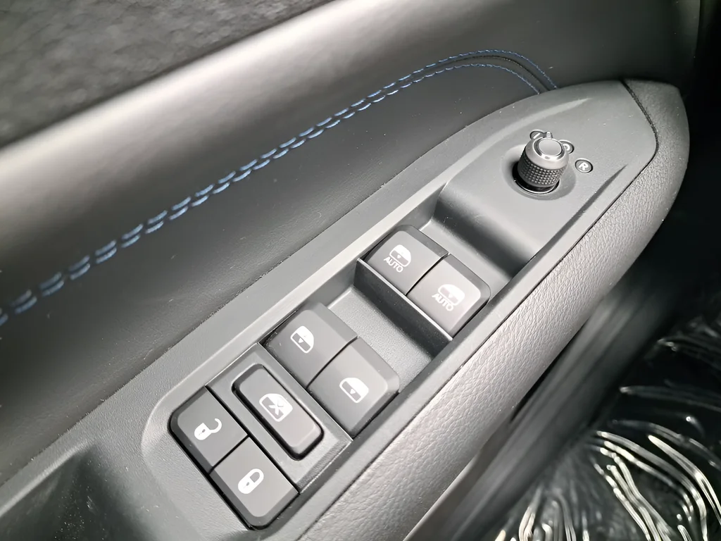 New 2026 Bright White Clear-Coat Exterior Paint Jeep Latitude image 25