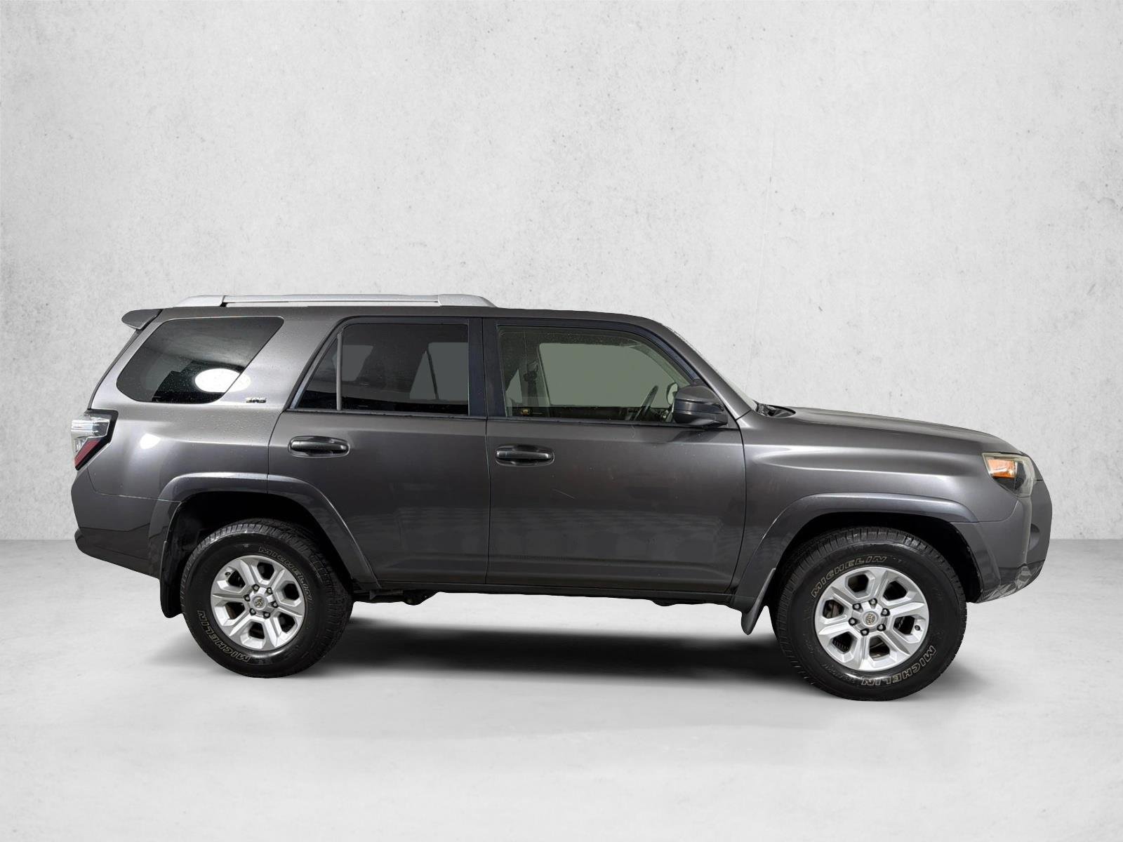 Used 2016 Magnetic Gray Metallic Toyota SR5 image 3