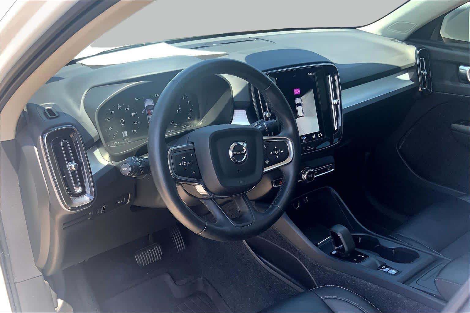 Used 2022 Crystal White Metallic Volvo Momentum image 17