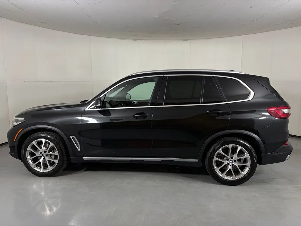Used 2020 Black Sapphire Metallic BMW sDrive40i image 5