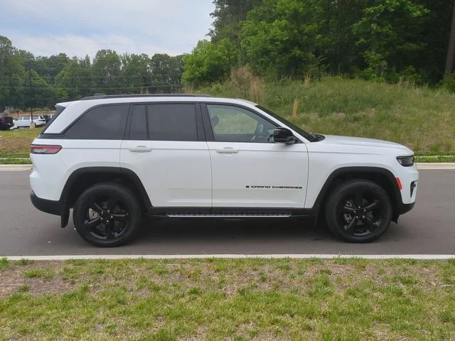 Used 2023 White/off-white Jeep Altitude X image 14