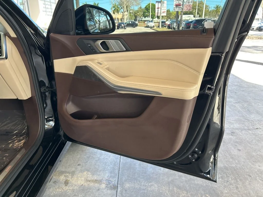 Used 2019 Black BMW xDrive40i image 26