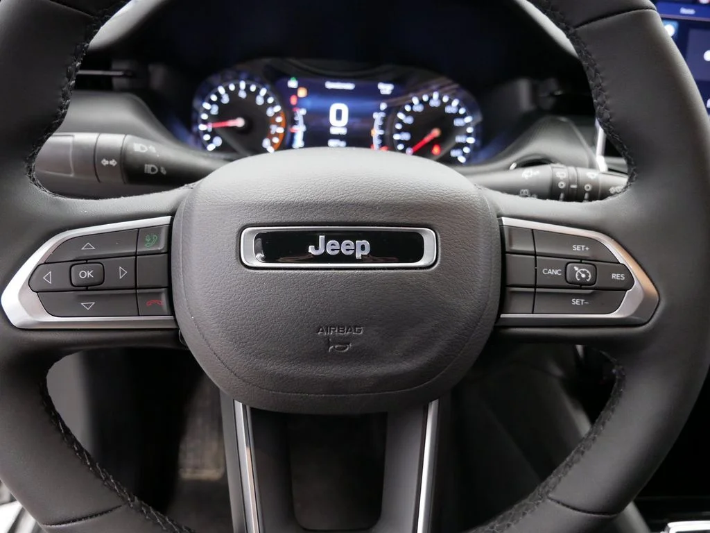 New 2026 Silver Zynith Metallic Clearcoat Jeep Latitude image 22