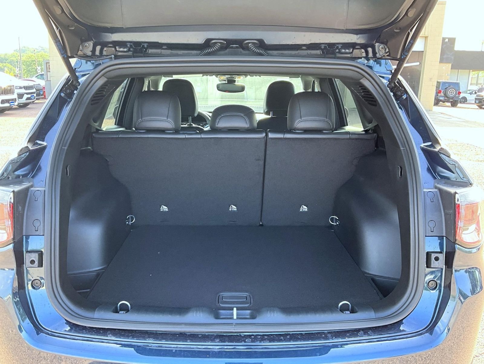 New 2026 Fathom Blue Pearl-Coat Exterior Paint Jeep Latitude image 9