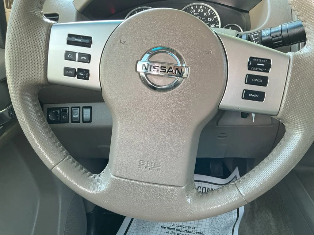 Used 2013 White Nissan SL image 19