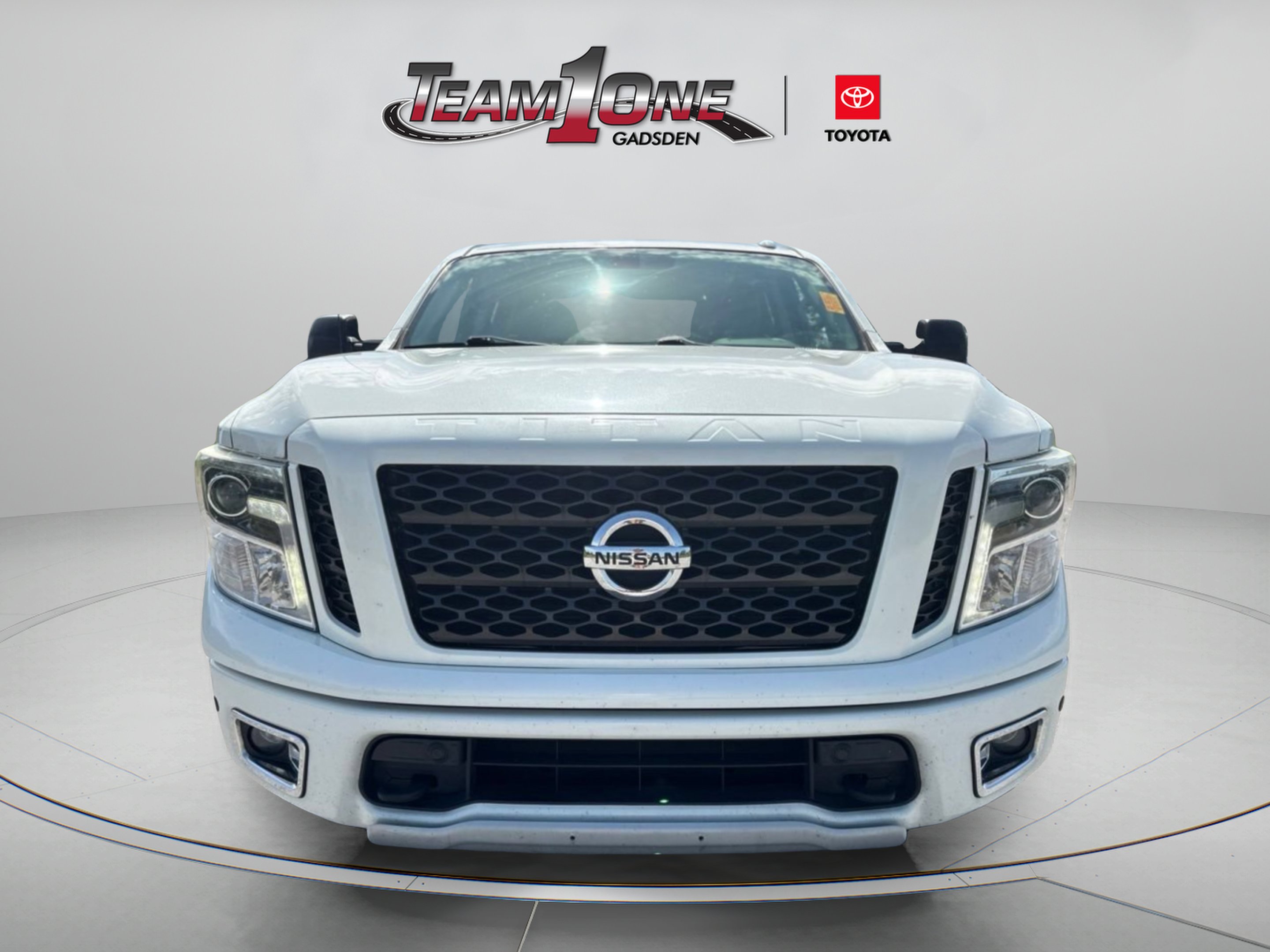 Used 2017 Pearl White Nissan PRO-4X image 4