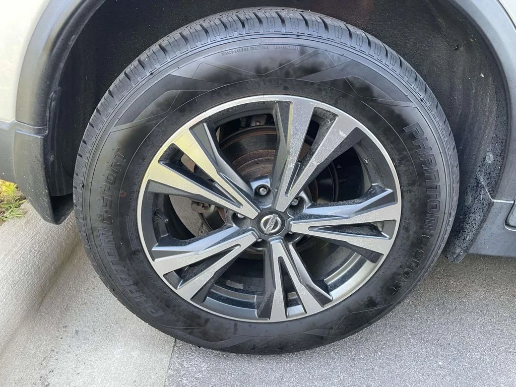 Used 2017 Pearl White Nissan SL image 5
