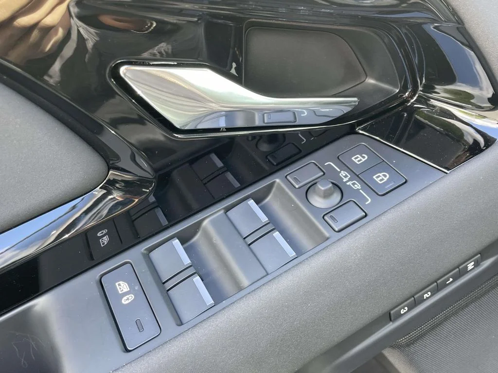 New 2026 Santorini Black Land Rover S image 35