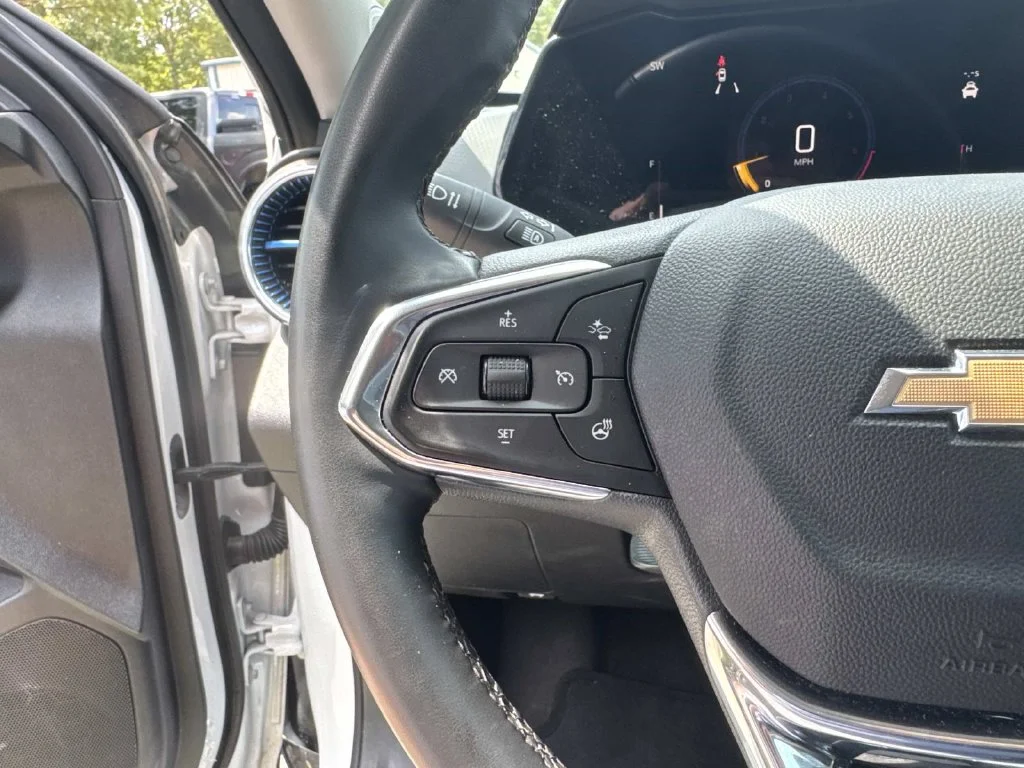 Used 2025 White Chevrolet LT image 27