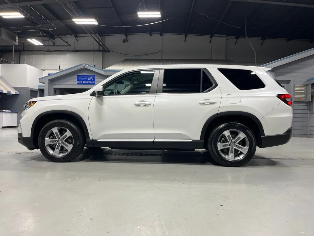 Certified Used 2023 Platinum White Pearl Honda AWD EX-L image 4