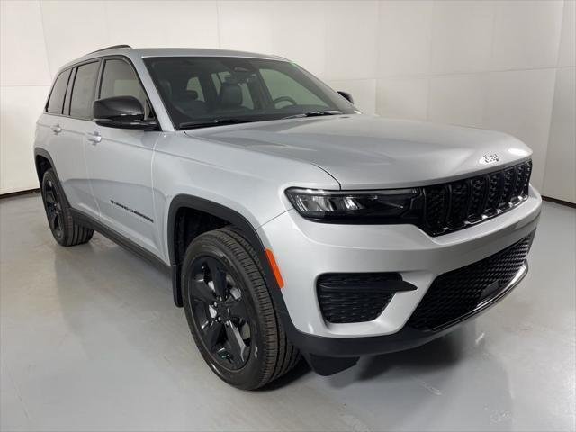 New 2025 Silver Zynith Exterior Paint Jeep Altitude X image 2