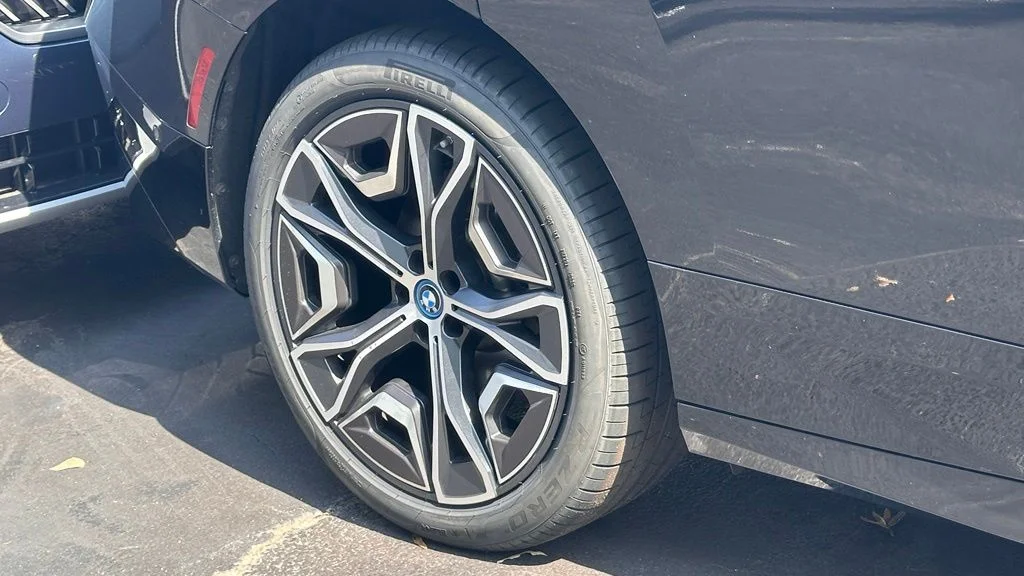 Used 2025 Black Sapphire Metallic BMW xDrive50 image 5