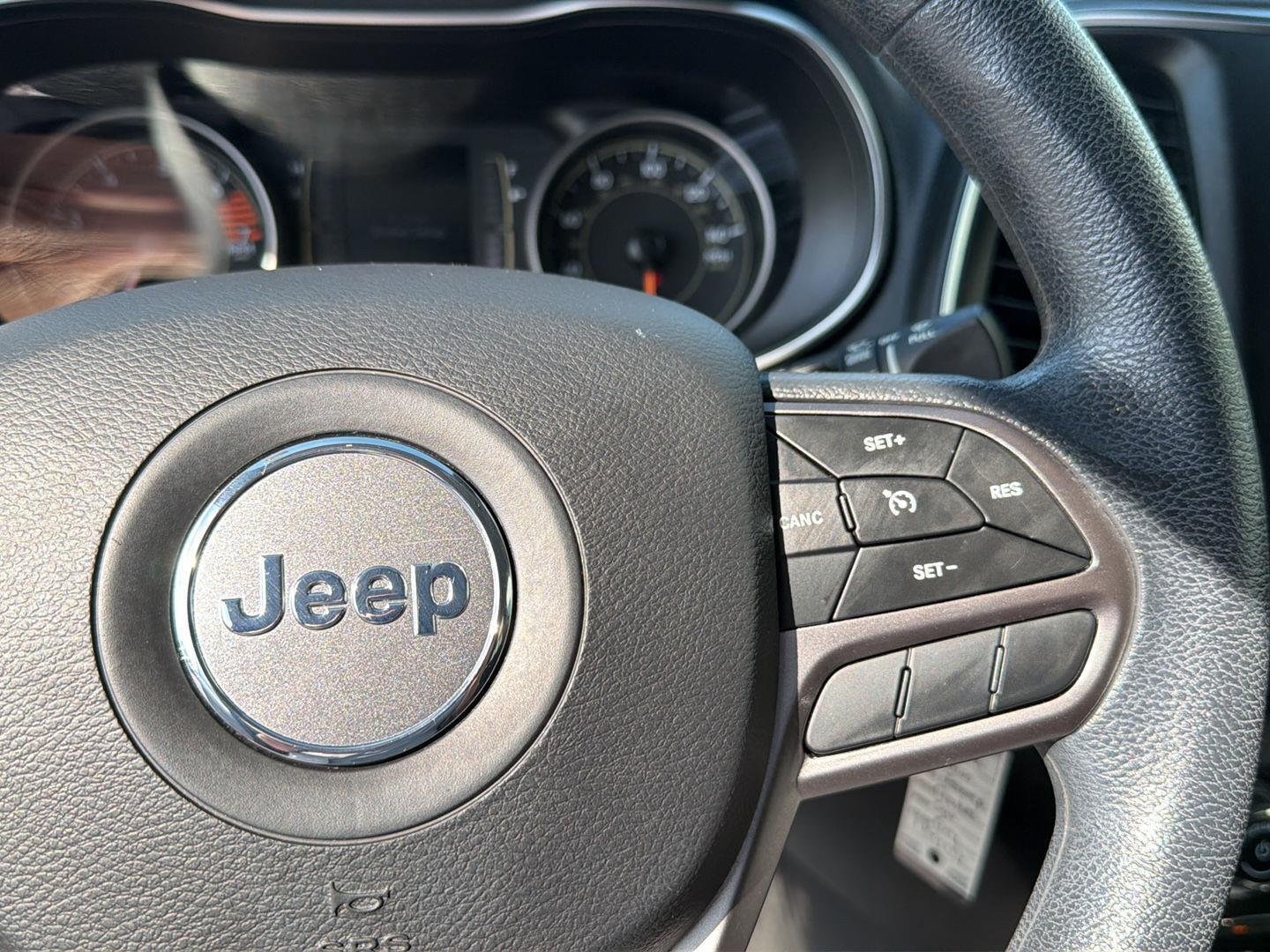 Used 2020 Billet Silver Metallic Clearcoat Jeep Latitude image 21