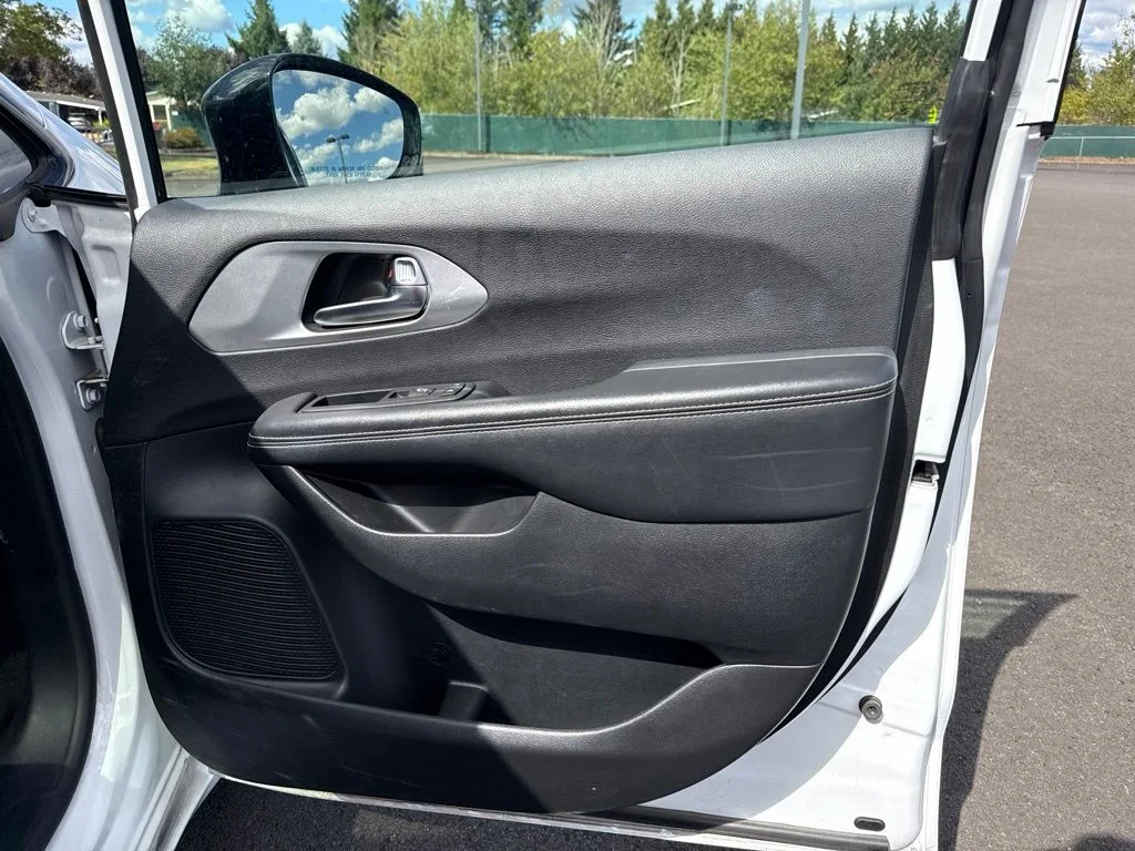 Used 2025 Bright White Clearcoat Chrysler Limited image 23