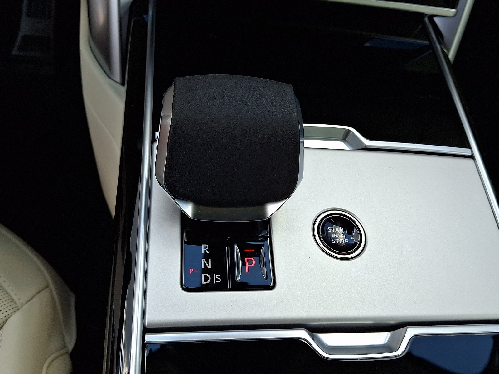 New 2026 Ostuni Pearl White Land Rover P400 SE image 12
