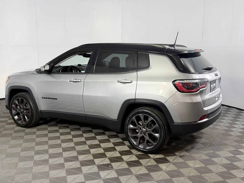 Used 2019 Silver Jeep Limited image 10