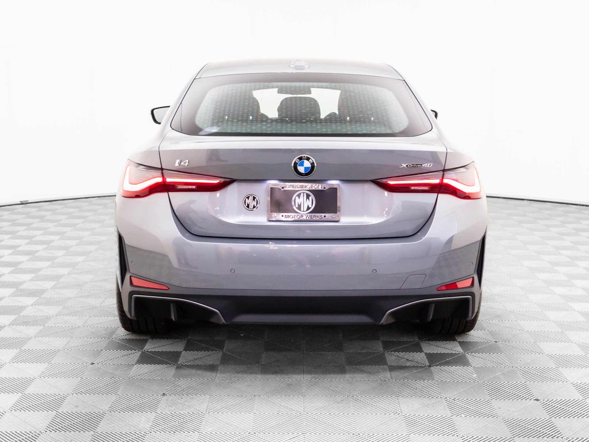 New 2026 Skyscraper Grey Metallic BMW xDrive40 image 4