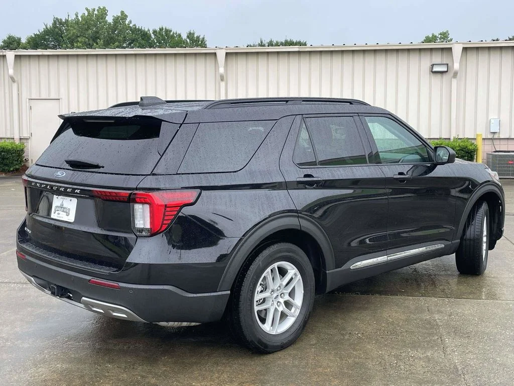 Used 2025 Black Metallic Ford Active image 3