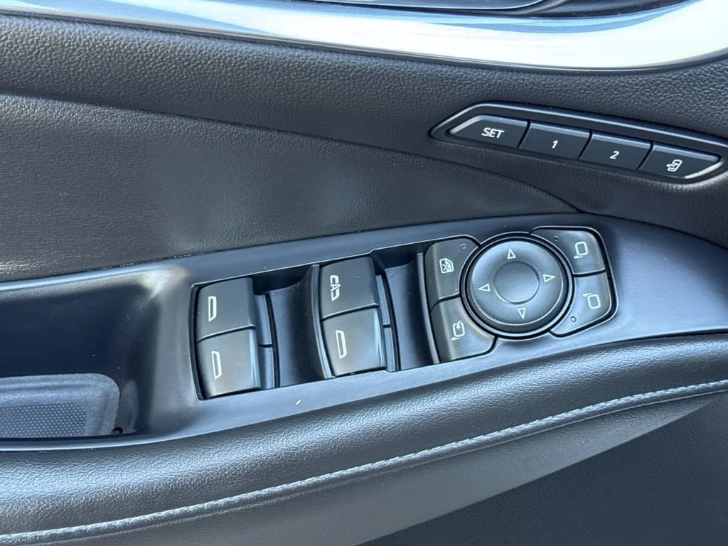 Used 2021 WHITE FROST TRICOAT Buick Avenir image 11