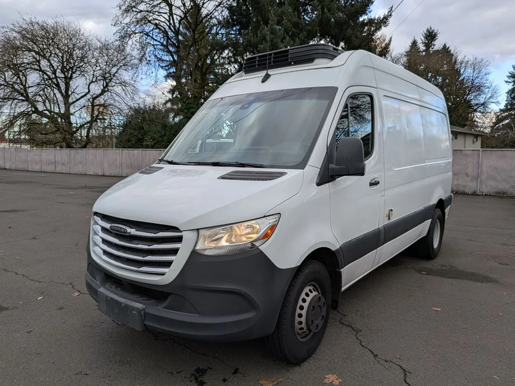 Used 2019 White Freightliner High Roof image 3