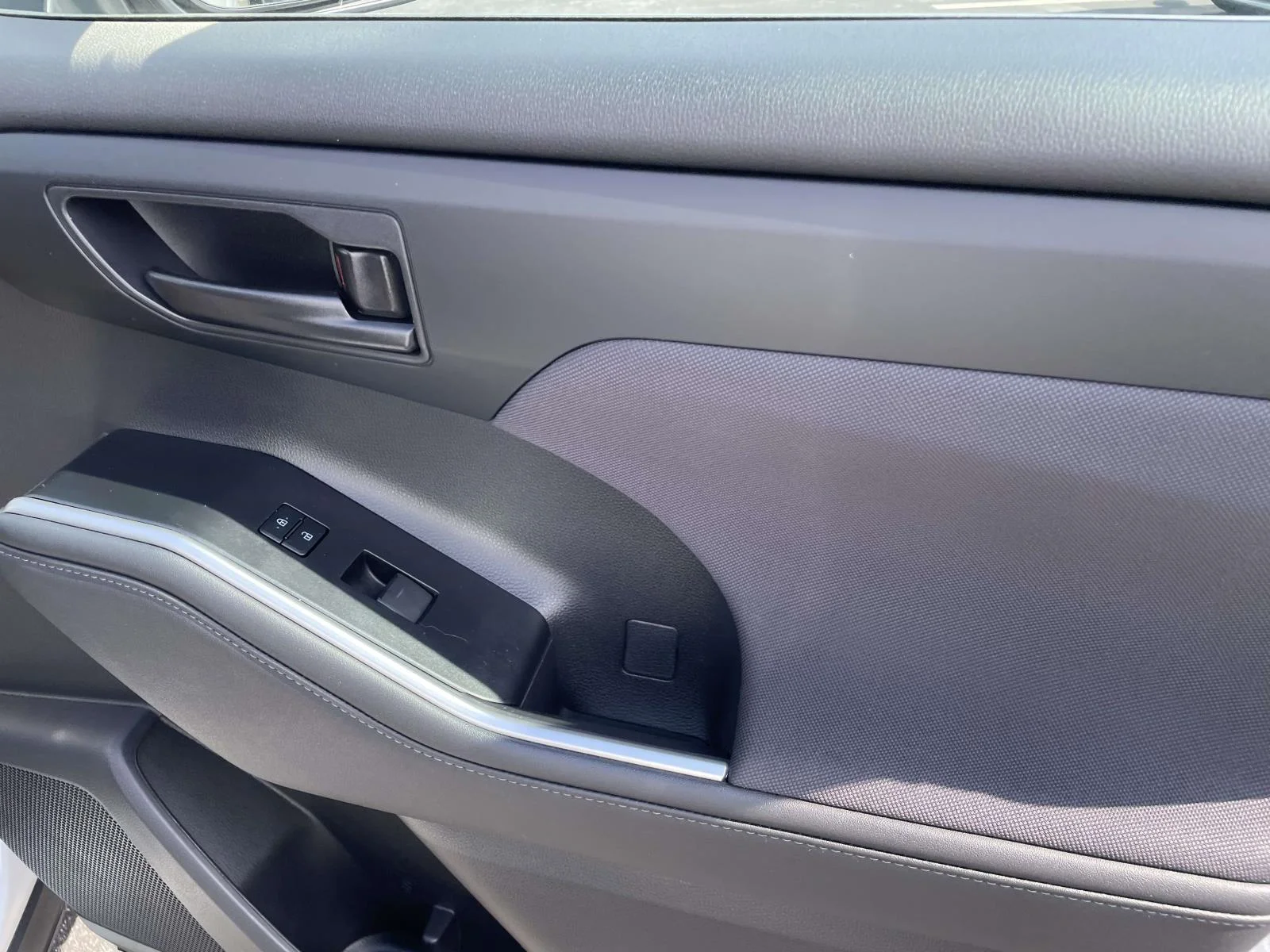 Used 2023 Off-white Toyota LE image 7