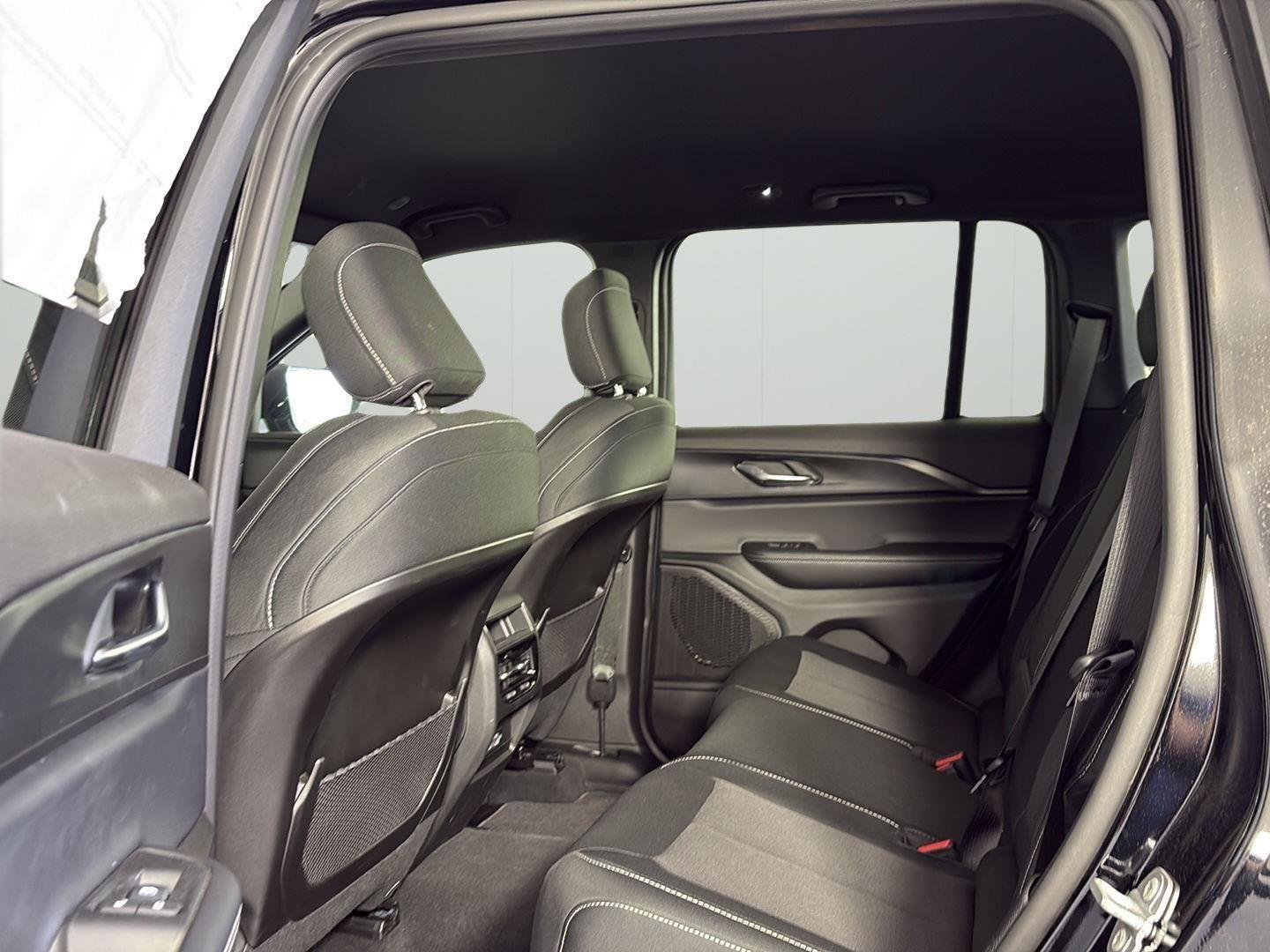 New 2025 Diamond Black Crystal Pearl-Coat Exterior Paint Jeep Laredo image 10