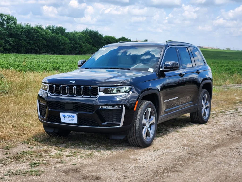 New 2026 Diamond Black Crystal Pearl-Coat Exterior Paint Jeep Limited image 2