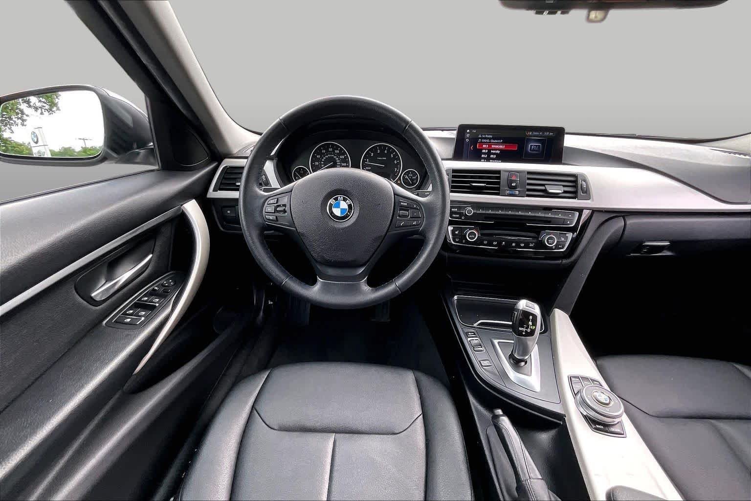 Used 2018 Mineral Gray Metallic BMW 320i xDrive image 5